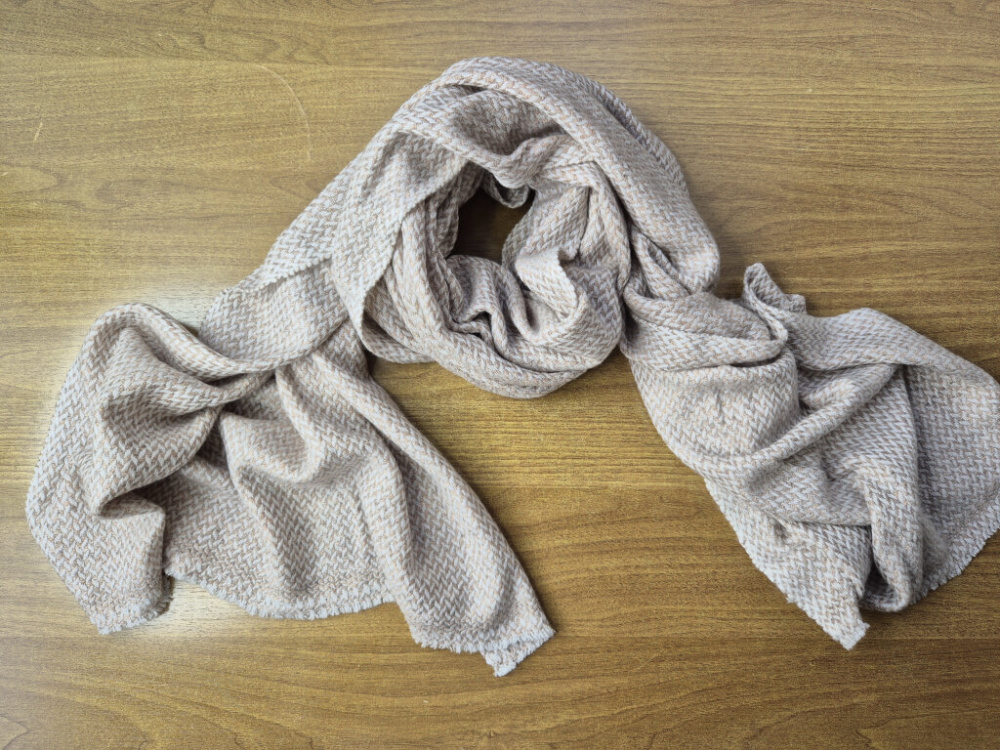 Handgewebter Stola in Champagner-Rosé mit feinem Rauten-Webmuster – LWH Nepal